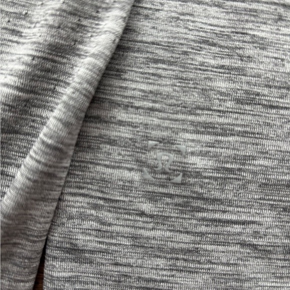 Lululemon men’s t-shirt size large PTP is 20 in grey athletic shirt half zip - Picture 4 of 4